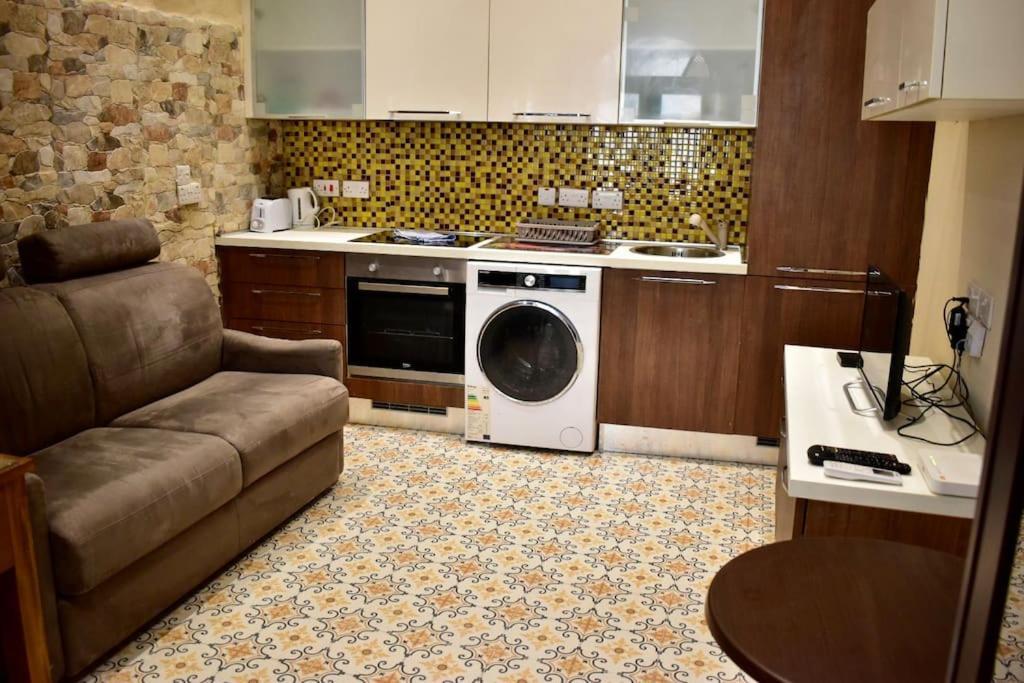 Centre Pied-a-terre Near Food Market And Walking Distance To Bus Terminus شقة فاليتا