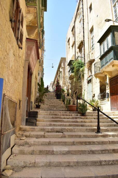 Centre Pied-a-terre Near Food Market And Walking Distance To Bus Terminus شقة